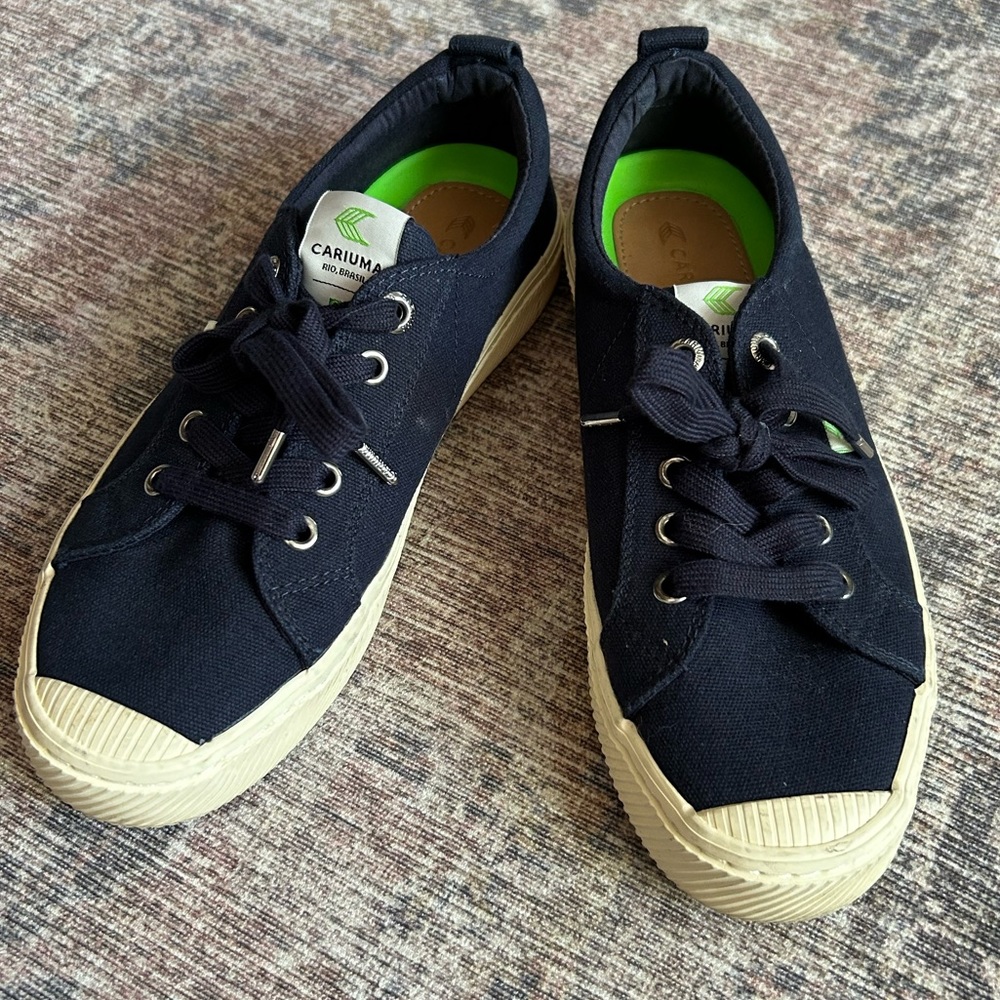 Cariuma Navy Canvas Sneaker SZ 8